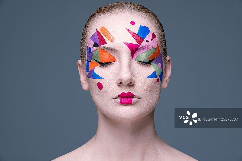 艺术彩色妆容的时尚女性肖像图片素材