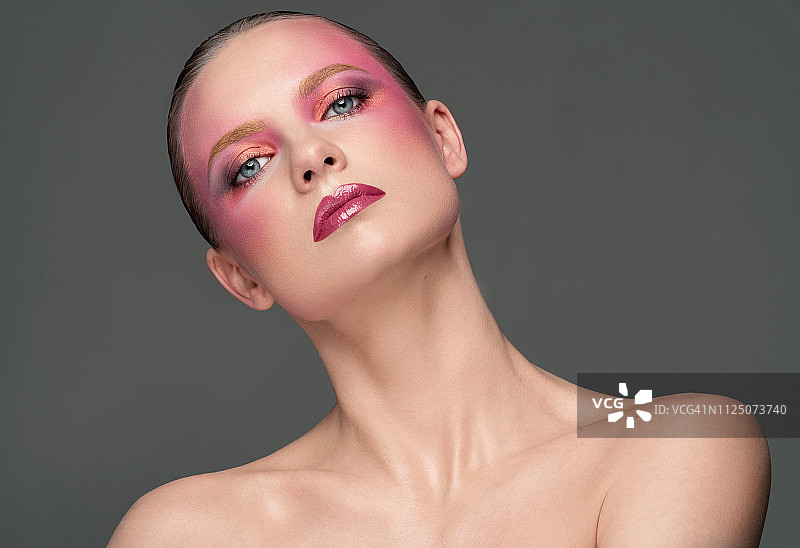 艺术彩色妆容的时尚女性肖像图片素材