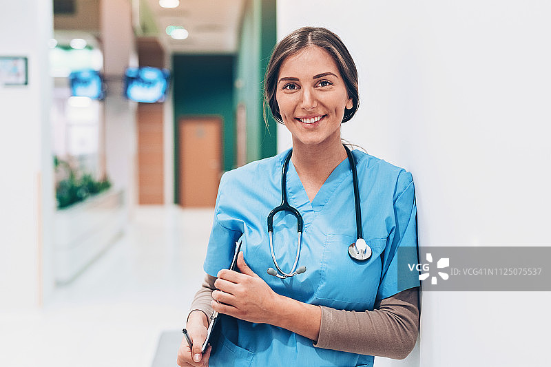 医院里的年轻医生图片素材