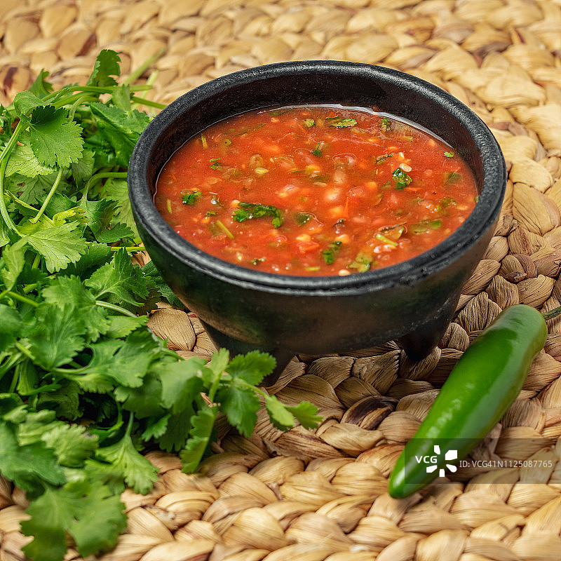 红色萨尔萨酱的侧面图图片素材