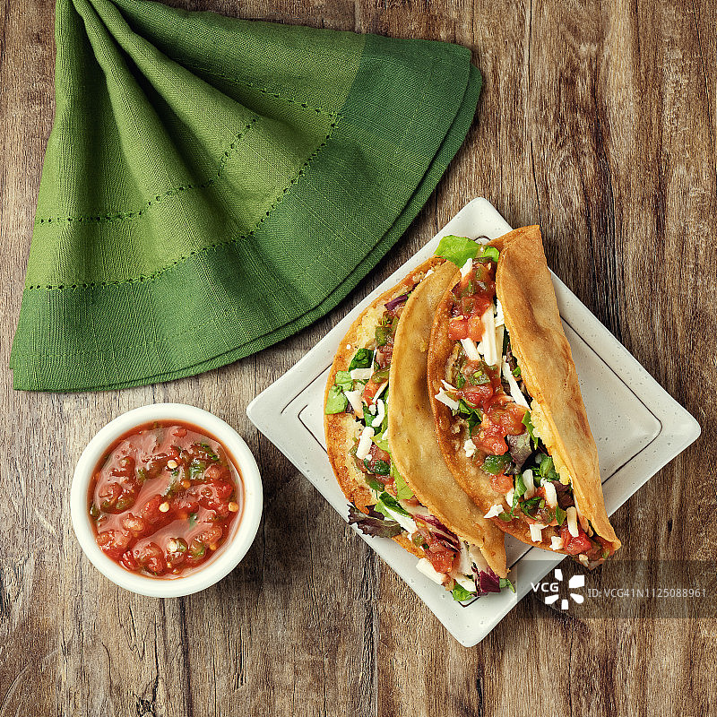 两个硬壳玉米卷俯视图图片素材