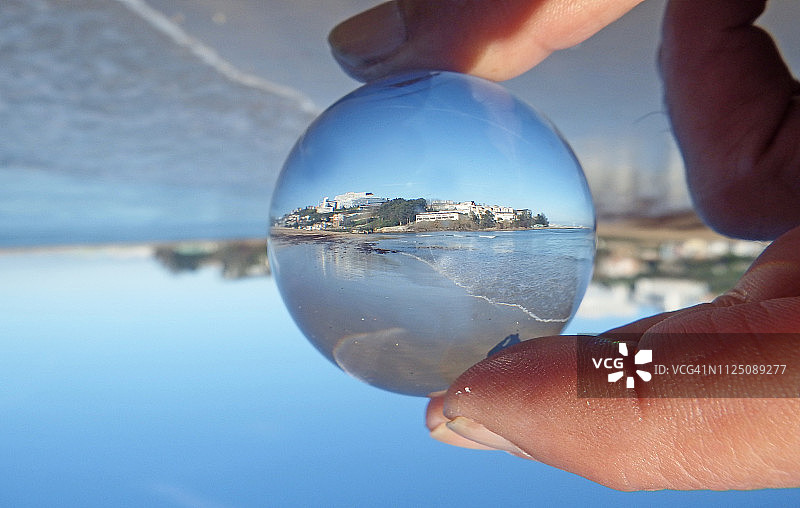 透过玻璃球看自然图片素材