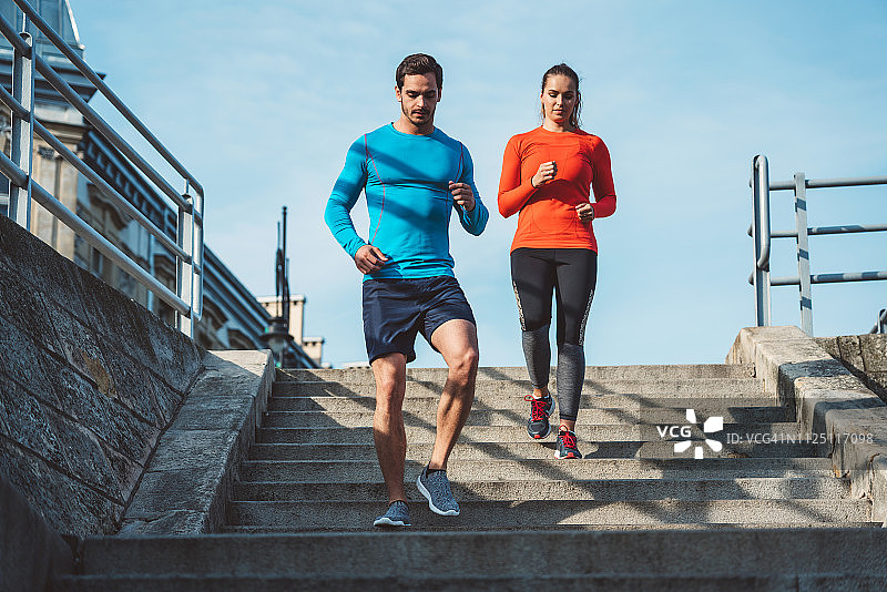 健身情侣跑下台阶图片素材