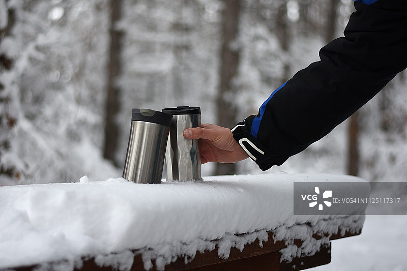伸手取暖茶图片素材
