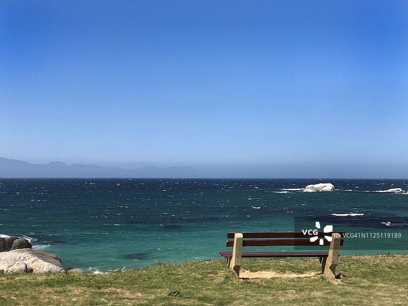 开普敦巨石海滩的蓝色海浪和空的长椅图片素材