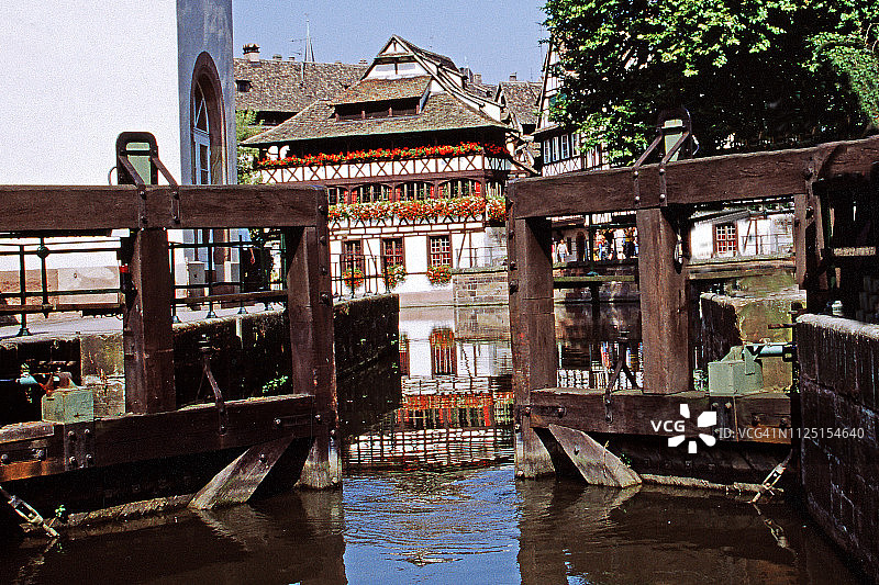 小法兰西伊尔河上的锁图片素材