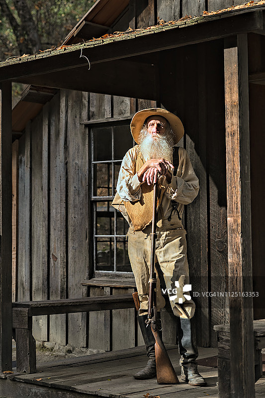 小屋前的矿工图片素材