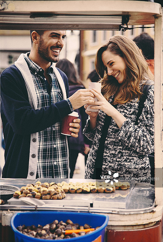 在伊斯坦布尔购买栗子的年轻夫妇图片素材