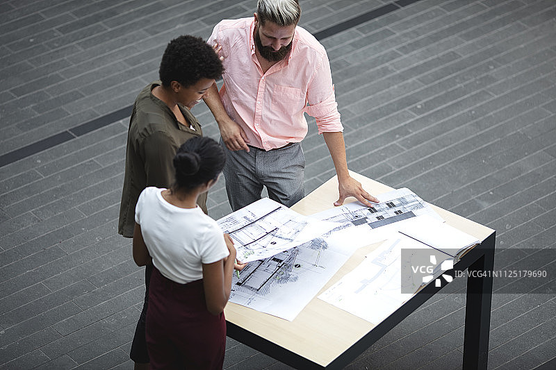一群年轻的建筑师讨论项目图片素材