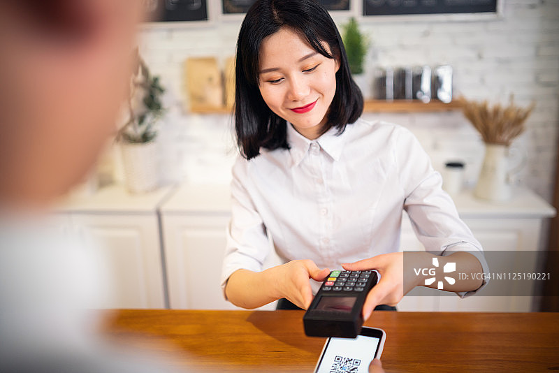 咖啡店内的移动支付图片素材