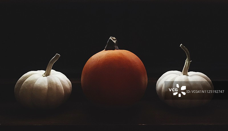 3个南瓜上的戏剧性光照图片素材