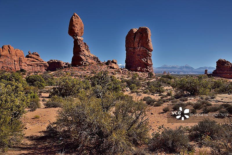 屹立于其他岩层之上图片素材