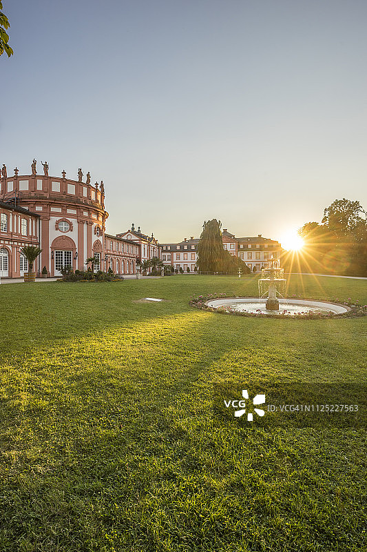 德国黑森州威斯巴登比布里希宫的傍晚图片素材