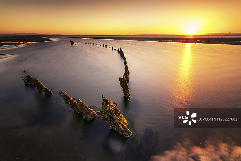 英国苏格兰东洛锡安阿伯拉迪自然保护区日落时分的沉船图片素材