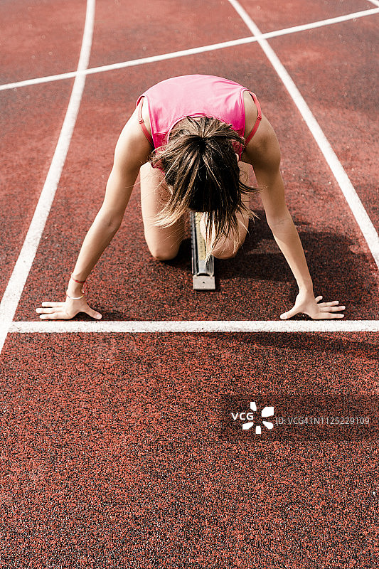 在赛道上起跑的青少年赛跑者图片素材
