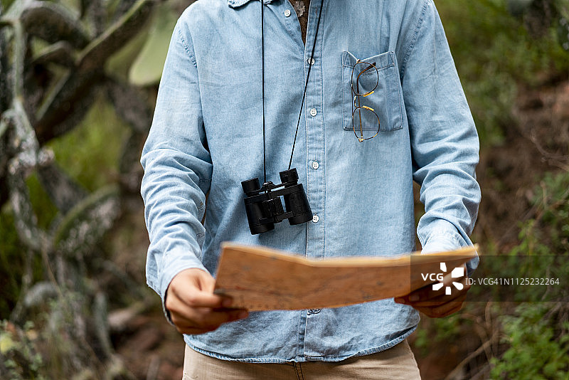 在户外看地图的年轻男人图片素材