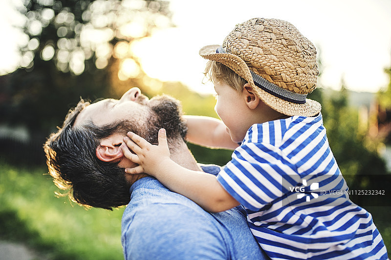 小男孩和父亲在户外玩耍图片素材