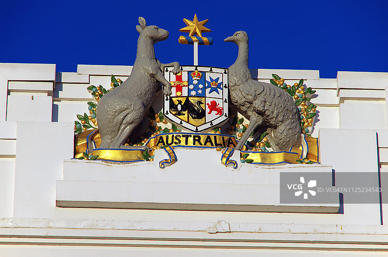 澳大利亚联邦国会大厦入口上方的澳大利亚联邦国徽图片素材