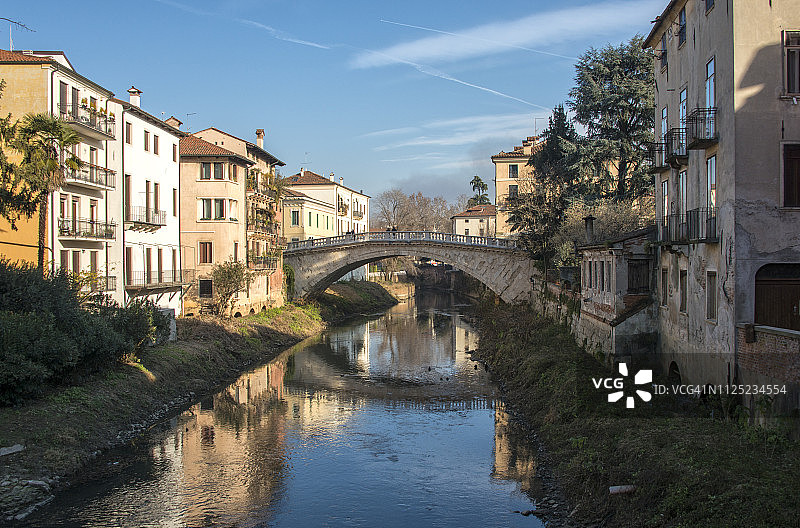 意大利威尼托维琴察的圣米凯莱桥和雷特罗内河图片素材
