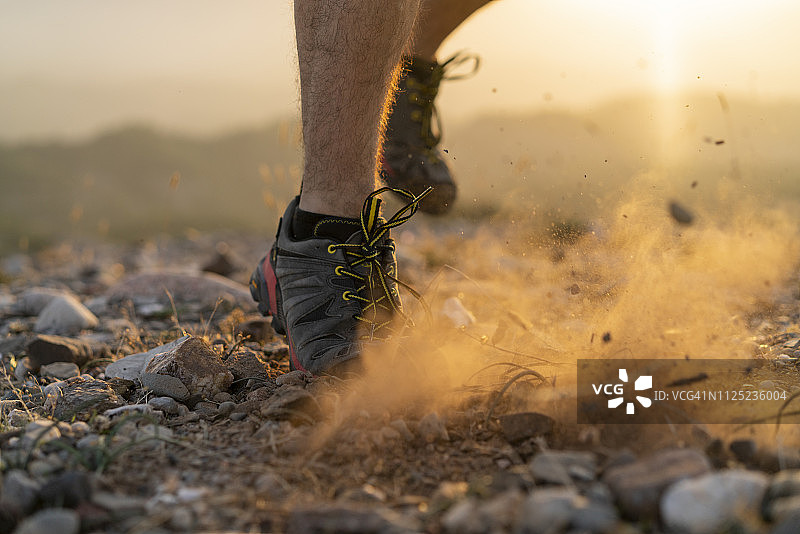 越野跑者脚部的特写镜头图片素材