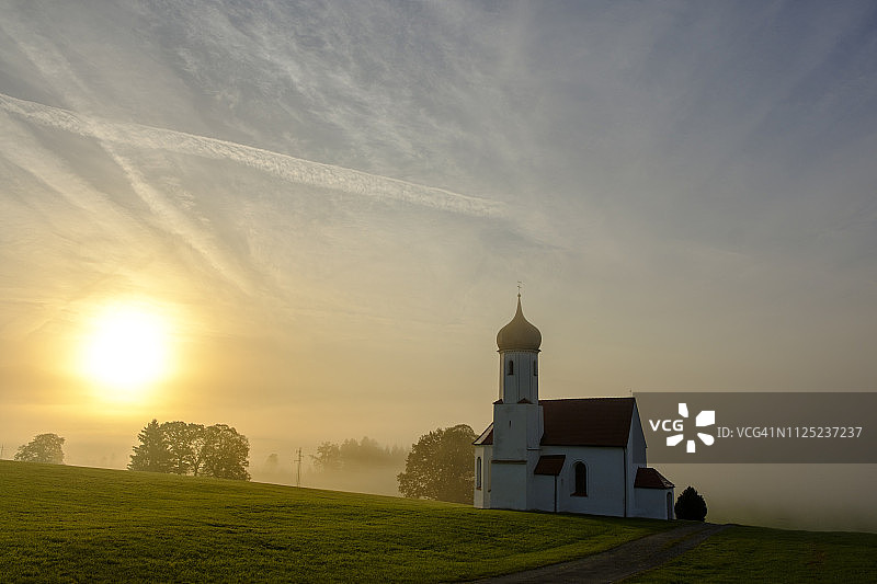 德国圣约翰尼斯赖因晨雾中的教堂图片素材