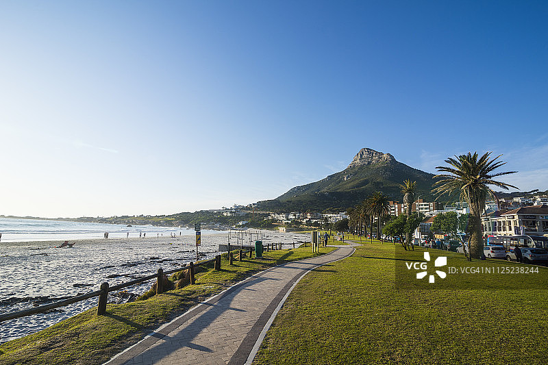 南非坎普斯湾海滨，背景是狮子头，开普敦郊区图片素材