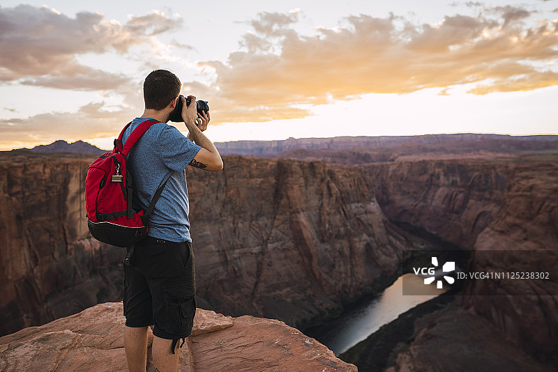 美国亚利桑那州科罗拉多河马蹄湾青年摄影图片素材