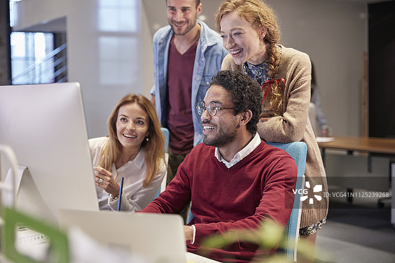 在现代办公室工作的年轻男人的同事图片素材