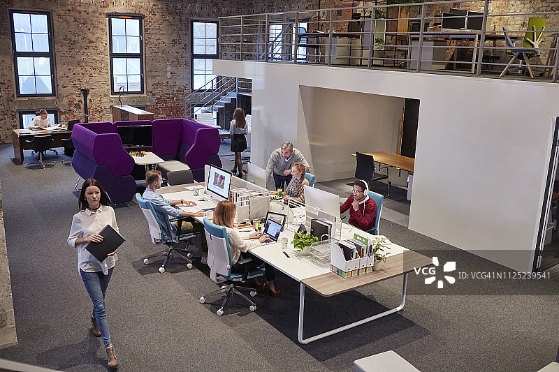 在现代办公室工作的人们图片素材