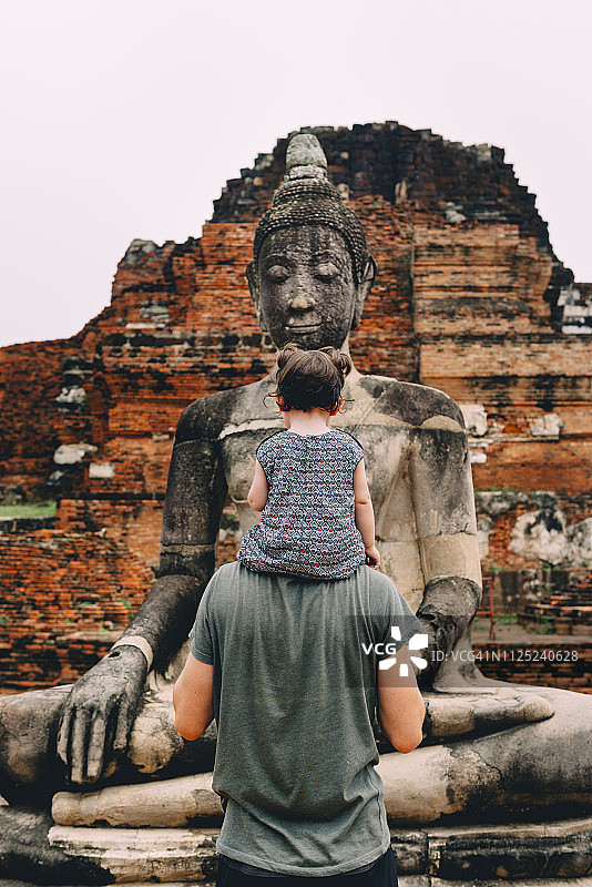 泰国阿瑜陀耶：父女在玛哈泰寺观看佛像图片素材