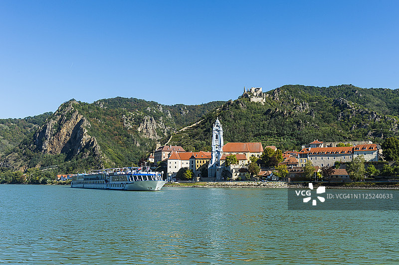 奥地利，瓦豪，多瑙河上游轮 passing 杜伦施坦图片素材
