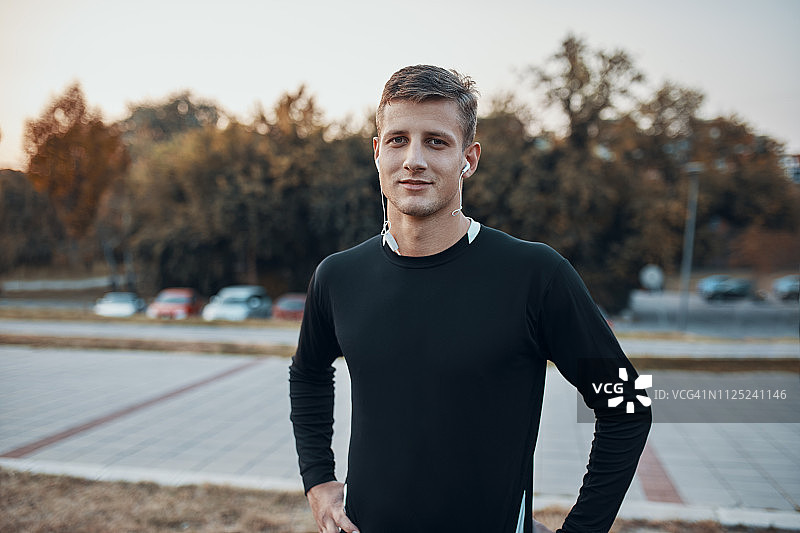 傍晚户外自信的运动男人肖像图片素材