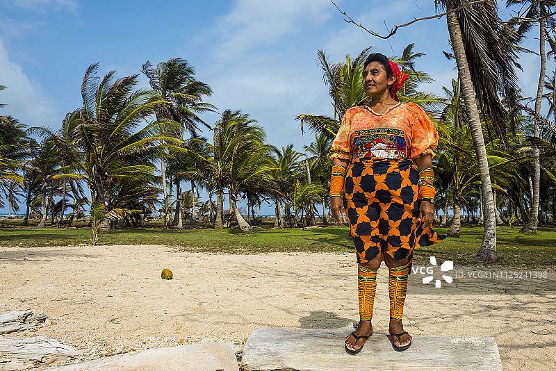 巴拿马圣布拉斯群岛阿丘图波身着传统服饰的库纳雅拉妇女图片素材