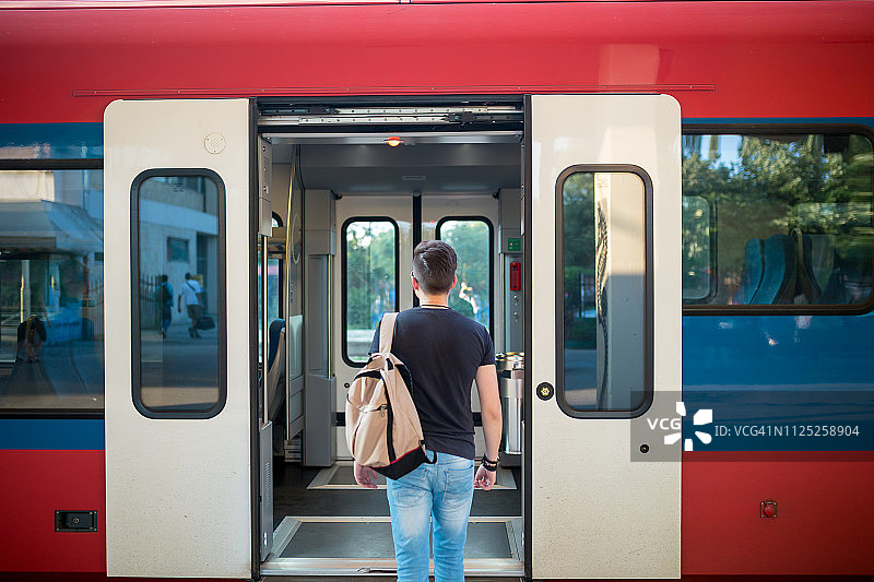 在火车站旅行的背包游客图片素材