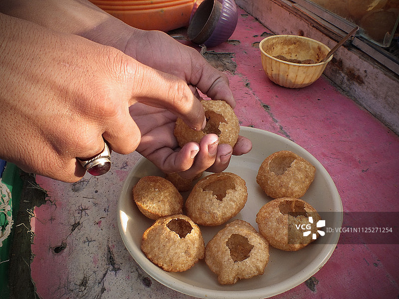 卡拉奇克利夫顿海滩出售Chaat和Gol Gappy小吃图片素材