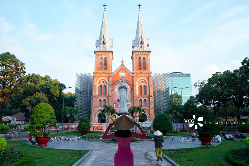 女游客在越南西贡圣母大教堂旅游图片素材