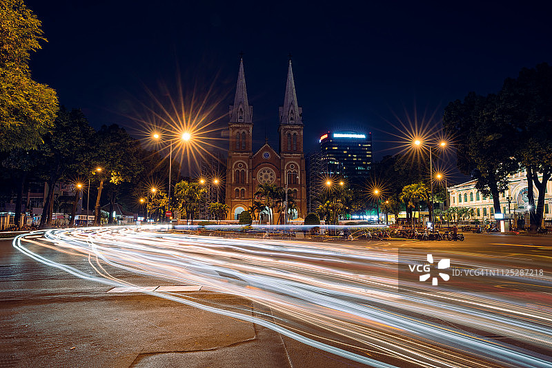 越南胡志明市西贡圣母大教堂夜景图片素材