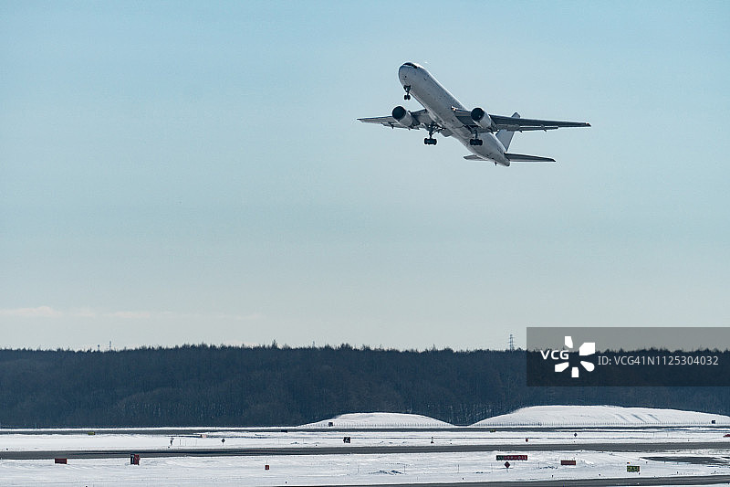 从日本北海道新千岁机场起飞的飞机图片素材