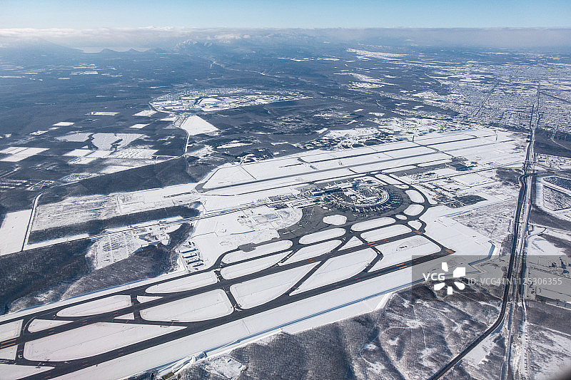 日本北海道新千岁机场白天飞机航拍图片素材