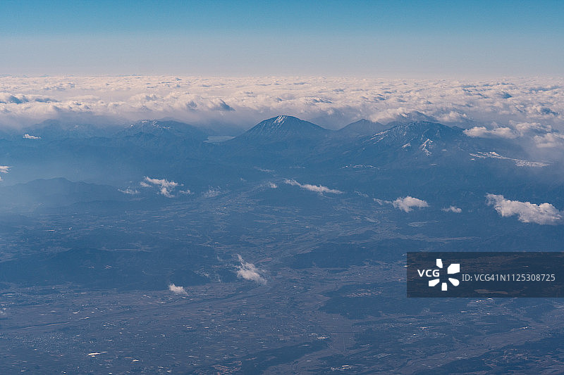 从飞机上俯瞰日本栃木县日光市的男体山和女峰山图片素材