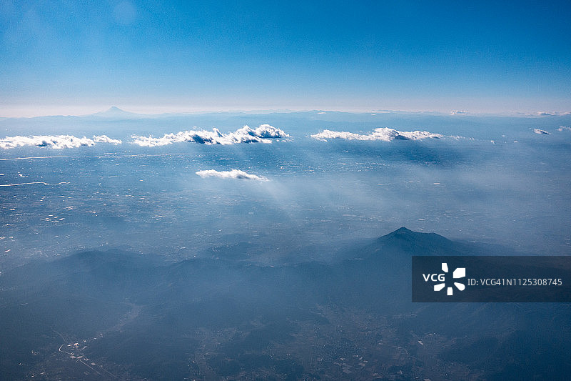 飞机航拍：日本茨城县筑波山与富士山图片素材