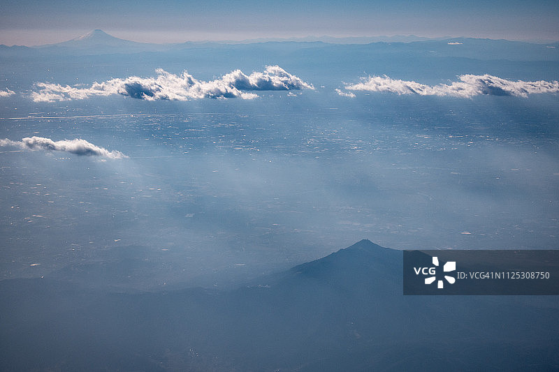 飞机航拍：日本茨城县筑波山与富士山图片素材