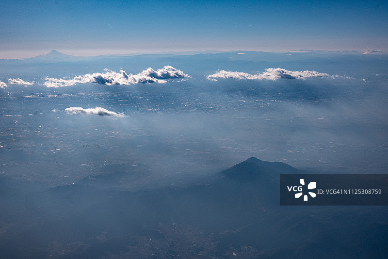 飞机航拍：日本茨城县筑波山与富士山图片素材