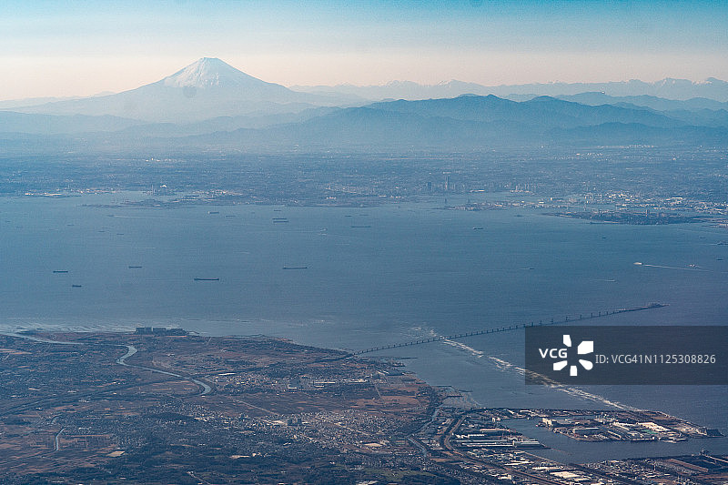 从飞机上俯瞰日本千叶县木更津市的富士山和东京湾海上高速公路图片素材