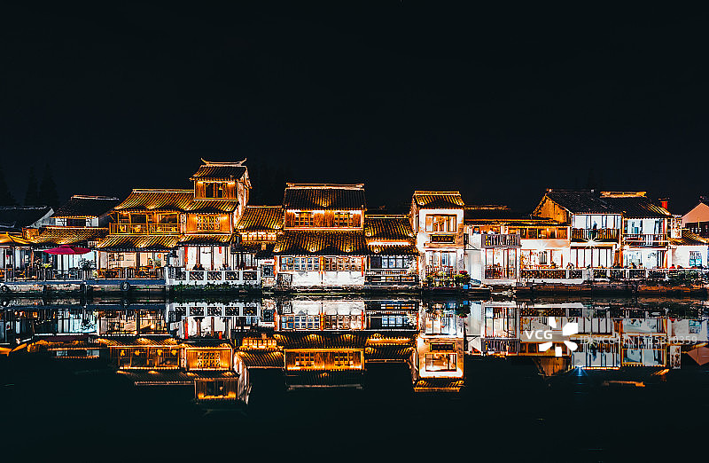 中国上海朱家角古镇夜景图片素材