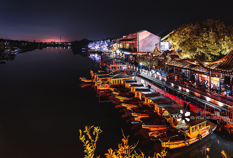 中国上海朱家角古镇夜景图片素材