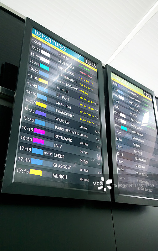 机场出发显示屏显示登机口和航班时间图片素材