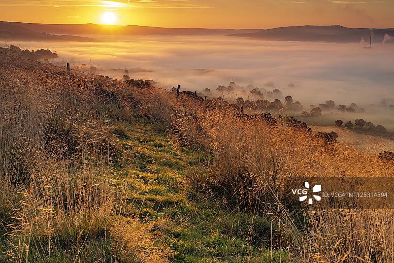 霍普山谷秋日日出，卡斯尔顿，英国峰区图片素材