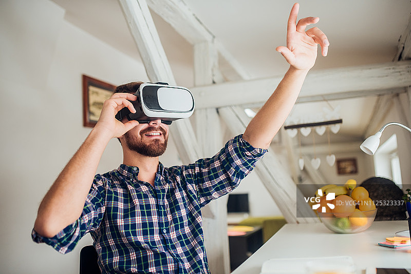 戴着虚拟现实眼镜的男人图片素材