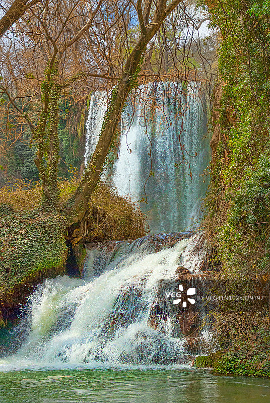 石头修道院瀑布图片素材